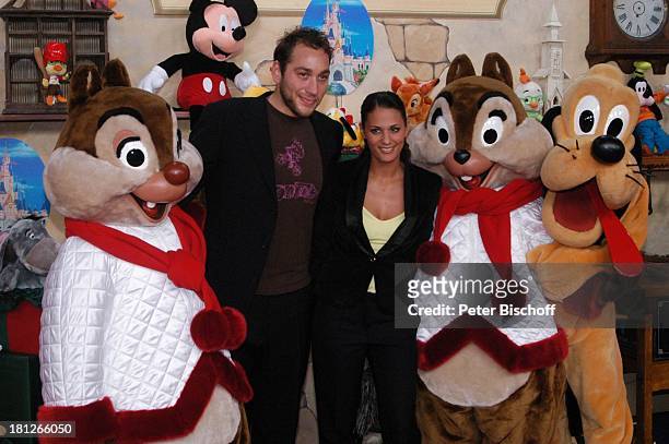 Maya Saban, Freund Andre Lieberberg, Disney-Mitarbeiter als Disney-Figur A-Hörnchen und B-Hörnchen sowie Pluto verkleidet, Gala "Disneyland Paris",...