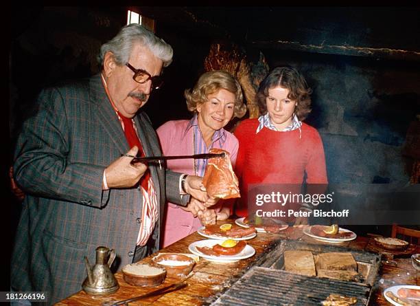 Mariele Millowitsch, Mutter Gerda Millowitsch, Vater Willy Millowitsch, , Urlaub, Elba/Italien/Mittelmeer, , grillen, Fleisch, Essen, Grill,...