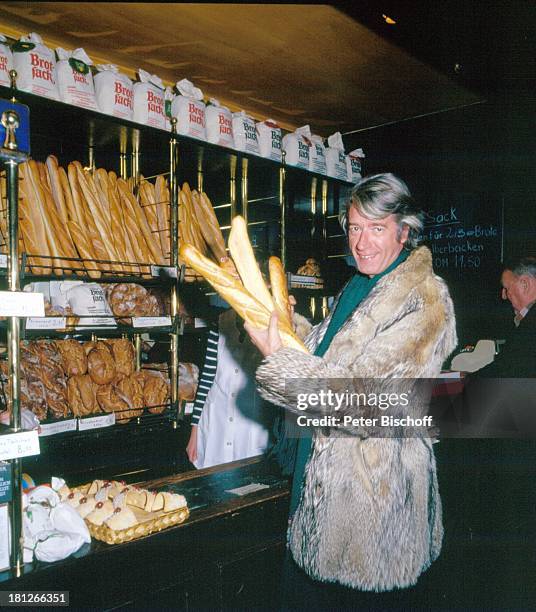 Rudi Carrell, "Grashoff"-Feinkost, Bremen, , Lebensmittel, Delikatessen, Brot, Baguette, Pelzjacke, Schal, Sänger, Entertainer, Schauspieler,...