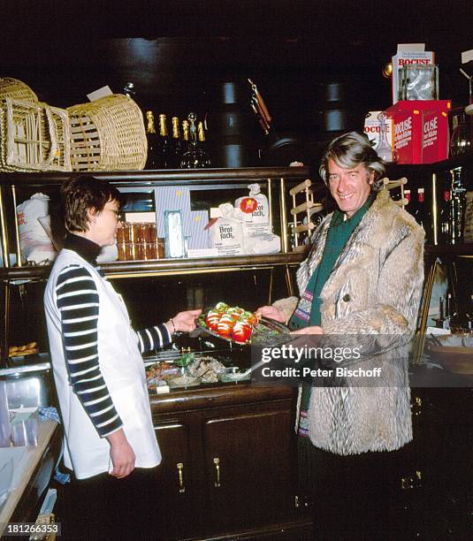 Rudi Carrell , Verkaeuferin, "Grashoff"-Feinkost, Bremen, , Lebensmittel, Delikatessen, Haeppchen, Tablett, Pelzjacke, Schal, Sänger, Entertainer,...