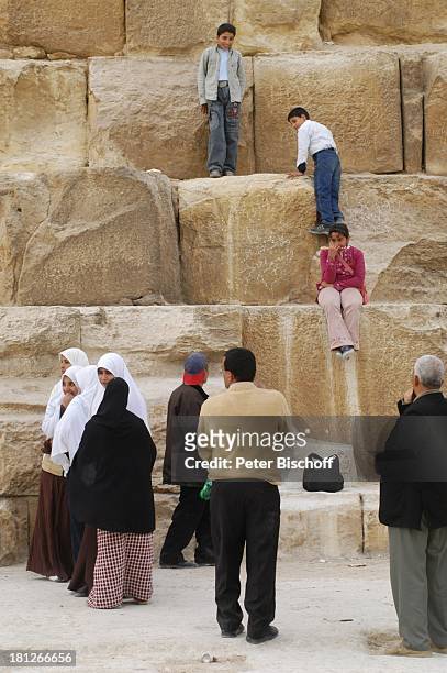 Moslemische Frauen und Männer und Kinder bei den Pyramiden von Gizeh, Hauptstadt Kairo, Ägypten, Afrika, , Prod.-Nr.: 188/2006, Archäologie, antik,...