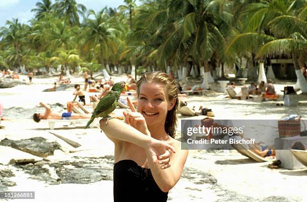 Dietlinde Turban mit Papagei, ZDF-Reihe "Traumschiff", Folge 5 : "Karibik/Grenada", Karibik, , Urlaub, Badeanzug, Strand, Tier, Vogel, Palmen,...