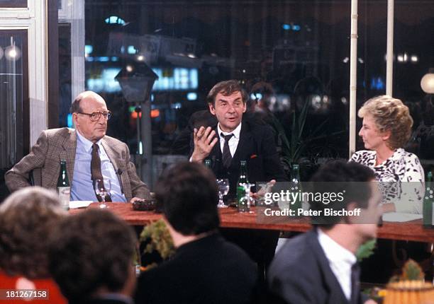 Harald Juhnke , Wolfgang Menge , Christine Kolmar, Berliner Talkshow "Leute", , Buehne, Auftritt, Mikrofon, publikum, Zigarre, Glas, Getränk,...