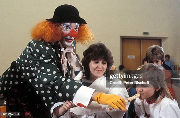 Harald Juhnke, Kinder, ZDF-Serie "Leute wie Du und ich", Episode "Der Clown", , Clown-Kostuem, Blockfloete, Sänger, Entertainer, Schauspieler,...