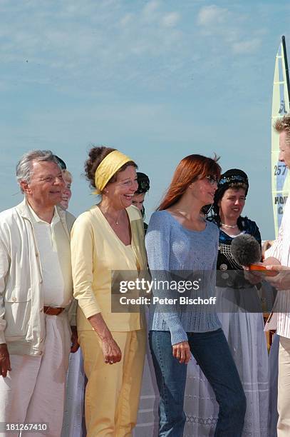 Katja Ebstein , Peer Schmidt, Ehefrau Helga Schlack, Ludger Abeln , Trachtengruppe Amrum , ARD/NDR-Show-"Aktuelle Schaubude", Nordstrand von Amrum, ,