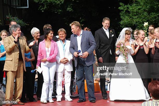 Volker Brandt, Moderatorin Madeleine Wehle, G.G. Anderson, Moderator Ludger Abeln, Brautpaar Thomas Schreiber-Tappe und Ehefrau Yvonne , ARD-NDR-Show...