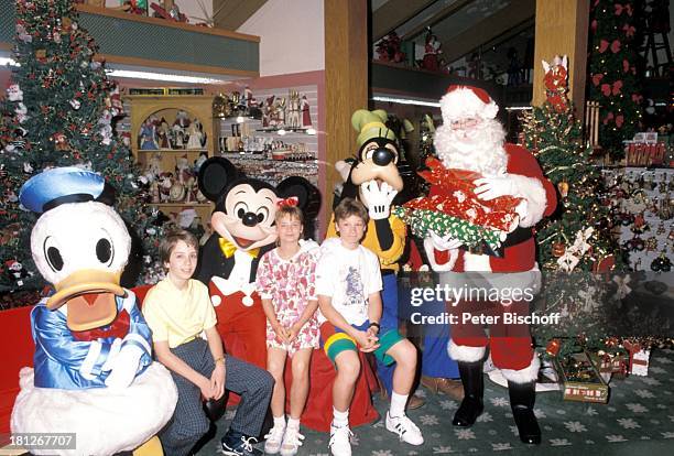 Donald Duck, Oliver Seidel, "Mickey-Mouse", Elena Fliegel, Sascha Kolonko, "Goofy", "Weihnachtsmann" , Dreharbeiten zur ZDF-Reihe: "Traumschiff",...