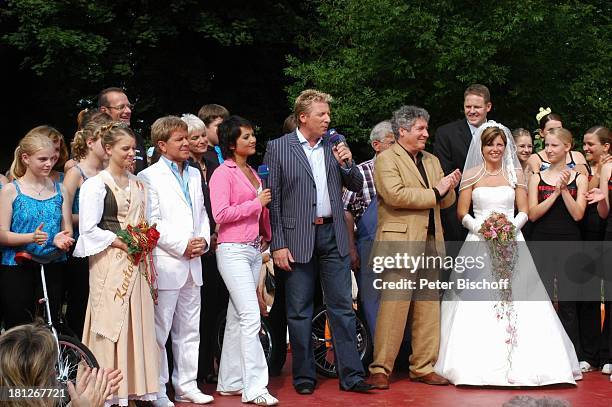 Anderson, Moderatorin Madeleine Wehle, Moderator Ludger Abeln, Volker Brandt, Brautpaar Thomas Schreiber-Tappe und Ehefrau Yvonne , ARD-NDR-Show "Die...