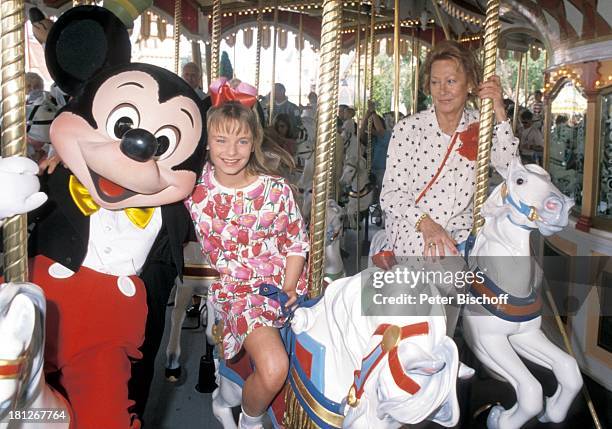 Mickey-Mouse, Elena Fliegel, Heli Finkenzeller, , Dreharbeiten zur ZDF-Reihe: "Traumschiff", Folge 18: "Florida", Dreh im Freizeitpark "Disneyworld",...