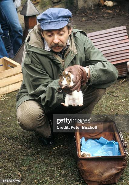 Harald Juhnke, ZDF-Serie "Leute wie Du und ich", Episode "Nachwuchssorgen", , Muetze, Handschuh, Tier, Meerschweinchen, Schnurrbart, Tasche, Sänger,...