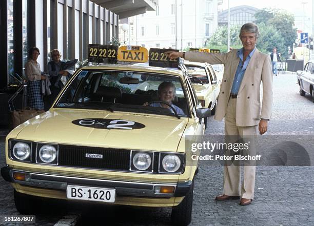 Rudi Carrell, neben der ZDF-TV-Show "Musik ist Trumpf", Basel, , vor dem Hotel "Hilton", Auto, Taxi, Sänger, Entertainer, Schauspieler,...