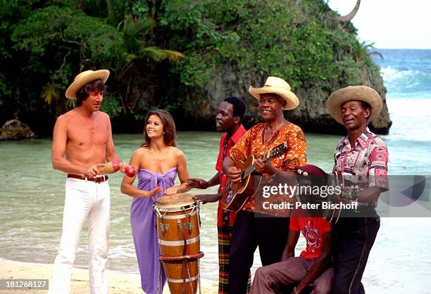 Udo Jürgens, Wencke Myhre, Calypso-Band, ZDF-TV-Show: "Wencke, Udo und der blaue Diamant", Jamaica, , Karibik, Strand, Palmen, Meer, Jeans,...