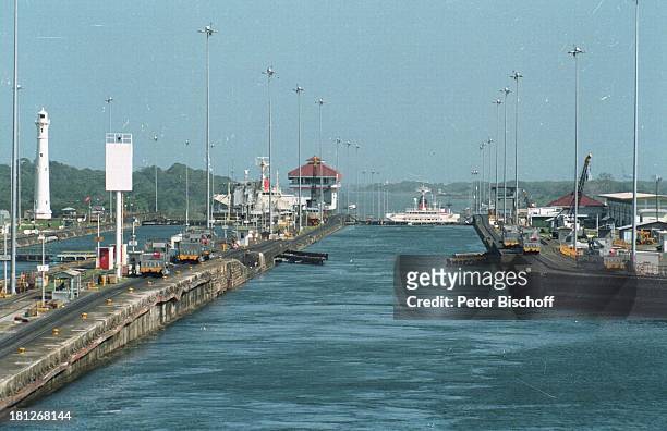 Schleuse im Panama - Kanal, Panama, Mittelamerika, , Reise, Schlepp-Lokomotiven, Kontrollturm,