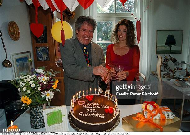 Volker Brandt, Lebensgefährtin Susanne Meikl, Homestory, München, Geburtstag, , Volker Brandt, Geburtstagstorte, Sektgläser, Sekt trinken, anstoßen;