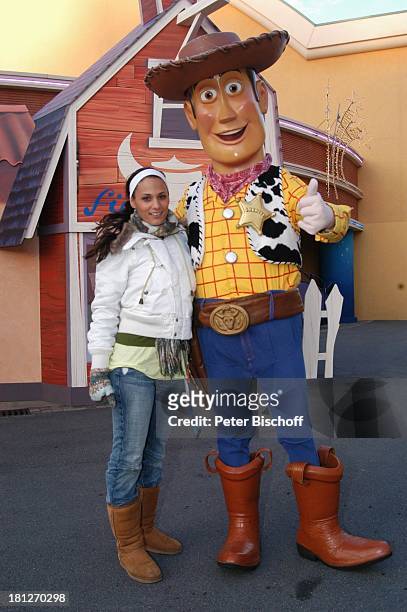 Maya Saban, Disney-Mitarbeiter als Sheriff verkleidet, "Walt Disney Studios Park" beim "Disneyland Paris", Paris, Frankreich, ,