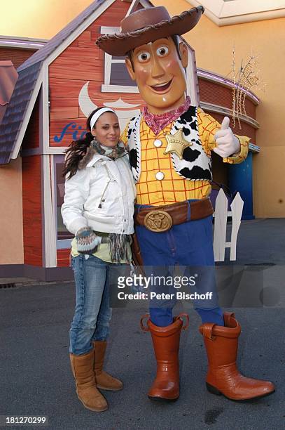 Maya Saban, Disney-Mitarbeiter als Sheriff verkleidet, "Walt Disney Studios Park" beim "Disneyland Paris", Paris, Frankreich, ,