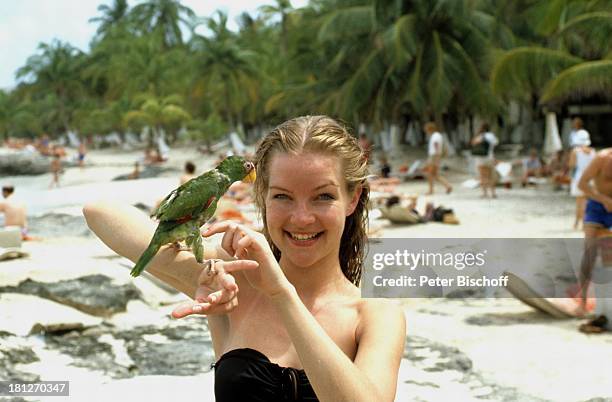 Dietlinde Turban mit Papagei, ZDF-Reihe "Traumschiff", Folge 5 : "Karibik/Grenada", Karibik, , Urlaub, Badeanzug, Strand, Tier, Vogel, Palmen,...