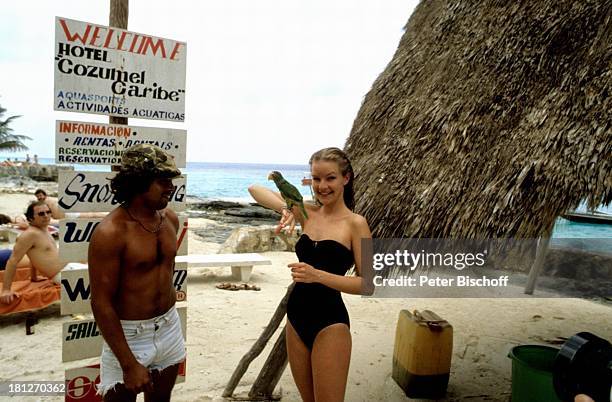 Dietlinde Turban, ZDF-Reihe "Traumschiff", Folge 5 : "Karibik/Grenada", Karibik, , Urlaub, Badeanzug, Strand, Einheimischer, Papagei, Vogel, Tier,...