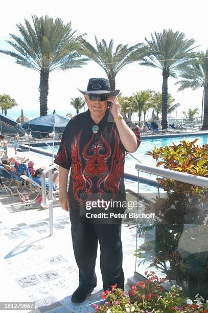 Ralf Bendix, Urlaub, Key Biscayne/Florida/USA/Nord-Amerika, , Hotel: "Sonesta Beach Resort", Sänger, Swimming-Pool, Sonnenbrille, telefonieren,...