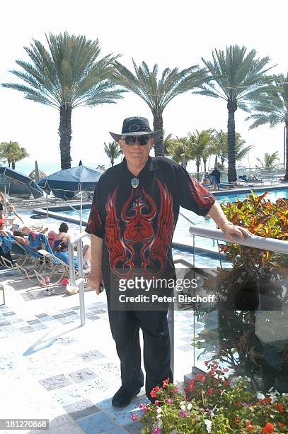 Ralf Bendix, Urlaub, Key Biscayne/Florida/USA/Nord-Amerika, , Hotel: "Sonesta Beach Resort", Sänger, Swimming-Pool, Sonnenbrille, Hemd, Hut,...