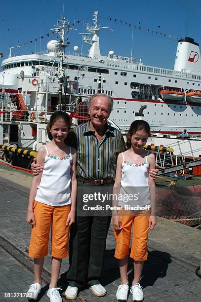 Horst Naumann, Katrin Brardt, Zwillings-Schwester Wiebke Brardt, vor den Dreharbeiten zur ZDF-Reihe "Traumschiff", Folge 53: "Botswana", Kapstadt,...