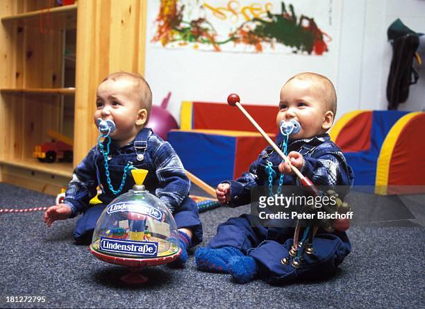 Zwillinge Christopher und Denny-David, ARD-Serie "Lindenstraße", Folge 478 "Selbst ist die Frau", , Spielzimmer, Spielzeug, Kreisel, Kind, Baby,...