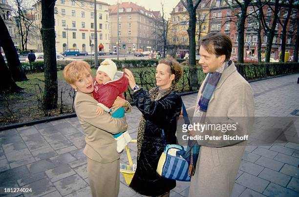 Anita Kupsch mit Enkelin Lea-Maria Schobesberger , Tochter Daniela Lohmeyer, Christoph Schobesberger , , Familien-Besuch, Berlin, Deutschland,...