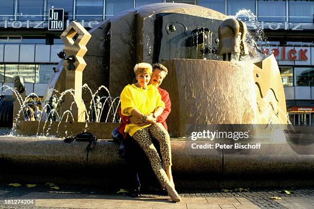 Anita Kupsch, Ehemann Klaus-Detlef Krahn, Homestory, Berlin, Deutschland, Europa, , Schauspielerin, Stirnband, Brunnen, Springbrunnen,