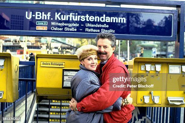 Anita Kupsch, Ehemann Klaus-Detlef Krahn, Homestory, Berlin, Deutschland, Europa, , Schauspielerin, Stirnband, U-Bahnhof,