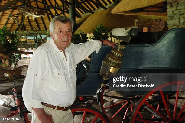 Günter Mack, "Okapunka Ranch", am Rande der Dreharbeiten zum ZDF-2-Teiler "Afrika - Wohin mein Herz mich trägt", alter Titel: "Bushmans Paradise" ,...