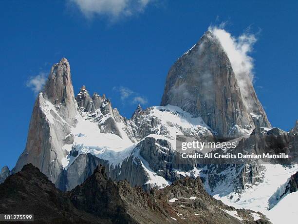 cerro fitz roy o chalten - cerro fitzroy photos et images de collection