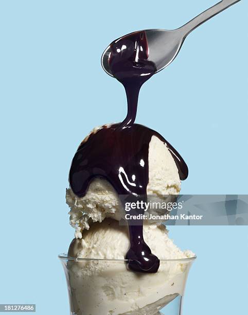 hot fudge sundae - filet de caramel photos et images de collection