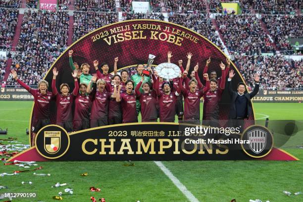 Hotaru Yamaguchi, captain of Vissel Kobe lifts the trophy. Players of Vissel Kobe celebrate the victoryafter the J.LEAGUE Meiji Yasuda J1 33rd Sec....