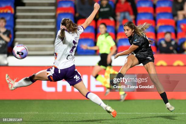 Mariana Speckmaier Fernández of Wellington takes a shot during the A-League Women round six match between Wellington Phoenix and Perth Glory at Go...