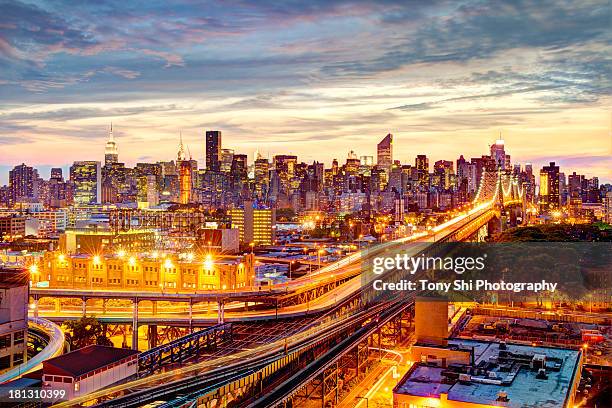 queensboro bridge and manhattan night skyline - queens stockfoto's en -beelden