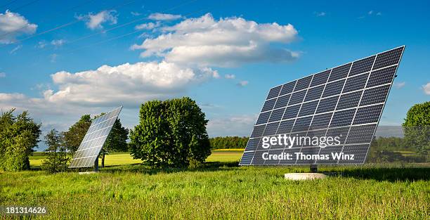solar panels in a field - solar energy - fotografias e filmes do acervo