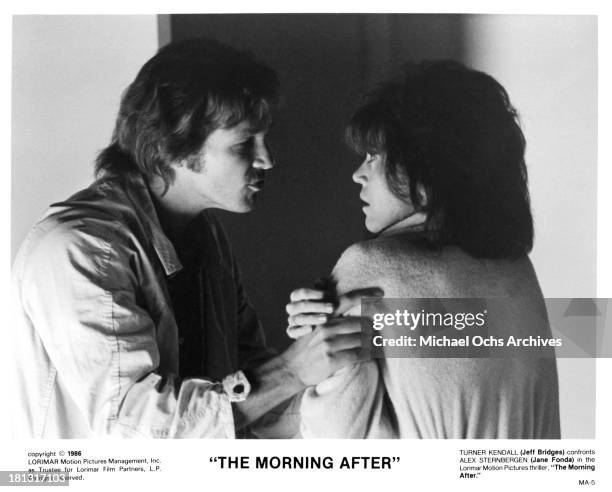 Actor Jeff Bridges and actress Jane Fonda on set of the movie " The Morning After in 1986.
