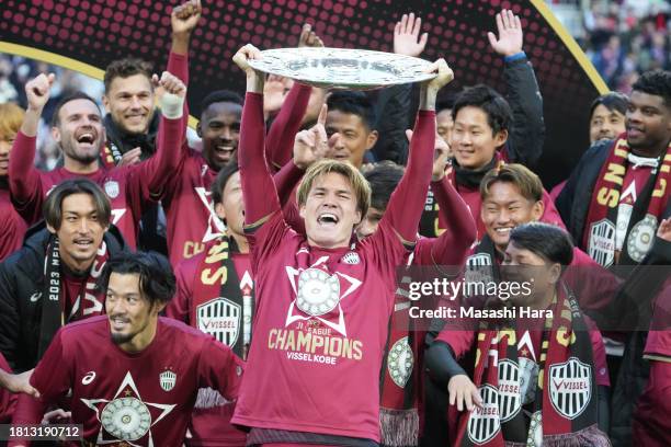 Gotoku Sakai of Vissel Kobe lifts the trophy after the J.LEAGUE Meiji Yasuda J1 33rd Sec. Match between Vissel Kobe and Nagoya Grampus at NOEVIR...