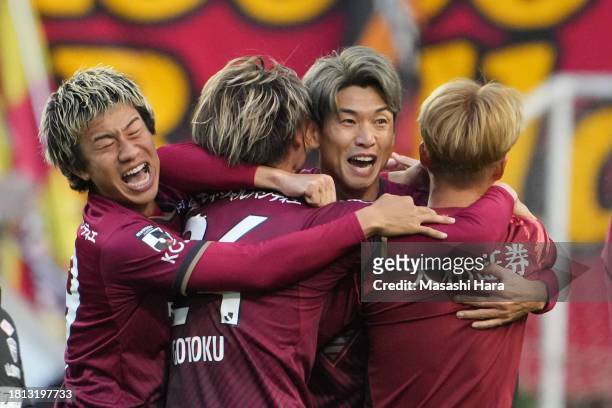 Yuya Osako of Vissel Kobe celebrates the victory with teammates after the J.LEAGUE Meiji Yasuda J1 33rd Sec. Match between Vissel Kobe and Nagoya...