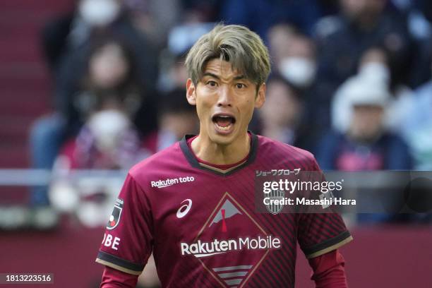 Yuya Osako of Vissel Kobe looks on during the J.LEAGUE Meiji Yasuda J1 33rd Sec. Match between Vissel Kobe and Nagoya Grampus at NOEVIR Stadium Kobe...