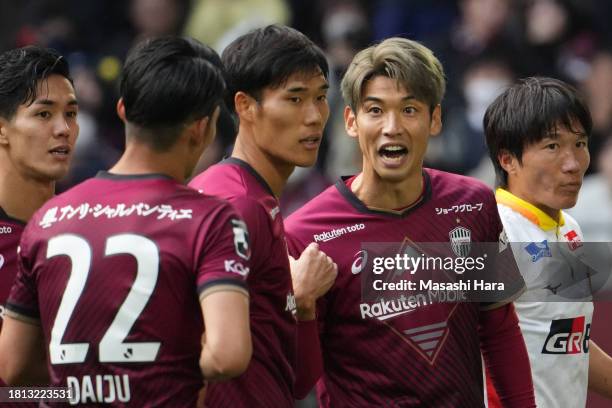 Yuya Osako of Vissel Kobe looks on during the J.LEAGUE Meiji Yasuda J1 33rd Sec. Match between Vissel Kobe and Nagoya Grampus at NOEVIR Stadium Kobe...