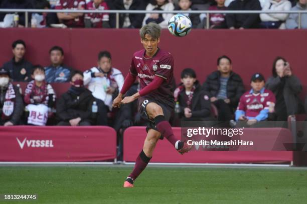 Yuya Osako of Vissel Kobe in action during the J.LEAGUE Meiji Yasuda J1 33rd Sec. Match between Vissel Kobe and Nagoya Grampus at NOEVIR Stadium Kobe...