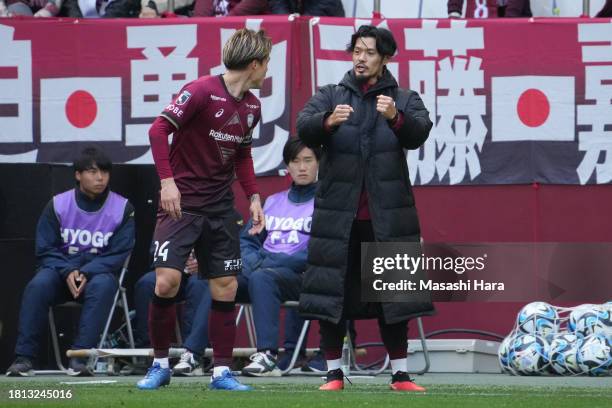 Hotaru Yamaguchi of Vissel Kobe looks on during the J.LEAGUE Meiji Yasuda J1 33rd Sec. Match between Vissel Kobe and Nagoya Grampus at NOEVIR Stadium...