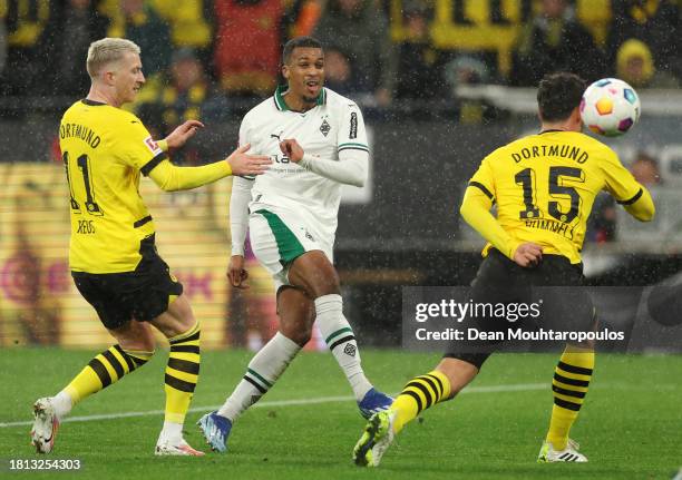 Alassane Plea of Borussia Moenchengladbach shoots during the Bundesliga match between Borussia Dortmund and Borussia Mönchengladbach at Signal Iduna...