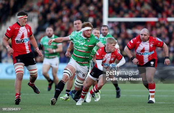 George Barton of Gloucester Rugby runs with the ball whilst under pressure from Ollie Chessum of Leicester Tigers during the Gallagher Premiership...
