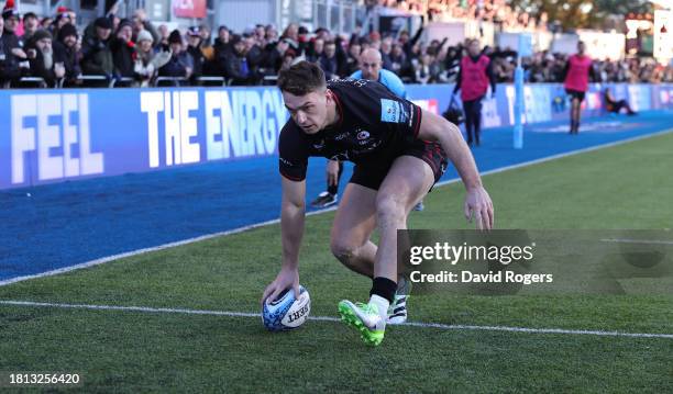 Alex Lewington of Saracens scores their second try during the Gallagher Premiership Rugby match between Saracens and Bristol Bears at the StoneX...