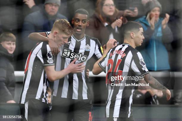 Alexander Isak of Newcastle United celebrates with teammates after scoring the team's first goal during the Premier League match between Newcastle...