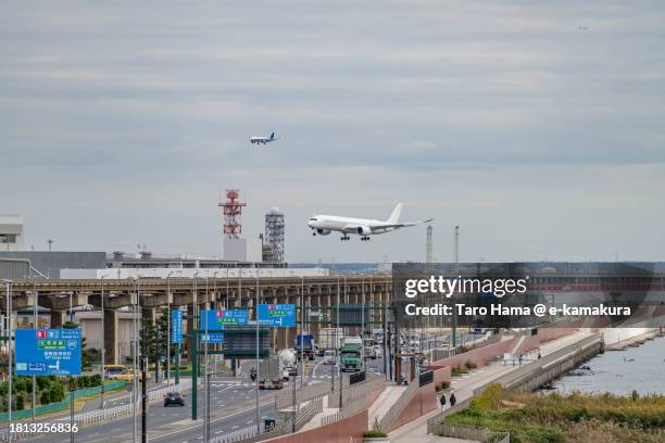 the airplane flying over tokyo of japan - haneda tokyo bildbanksfoton och bilder