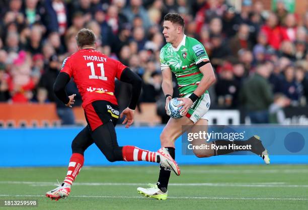 Freddie Steward of Leicester Tigers runs with the ball whilst under pressure from Ollie Thorley of Gloucester Rugby during the Gallagher Premiership...