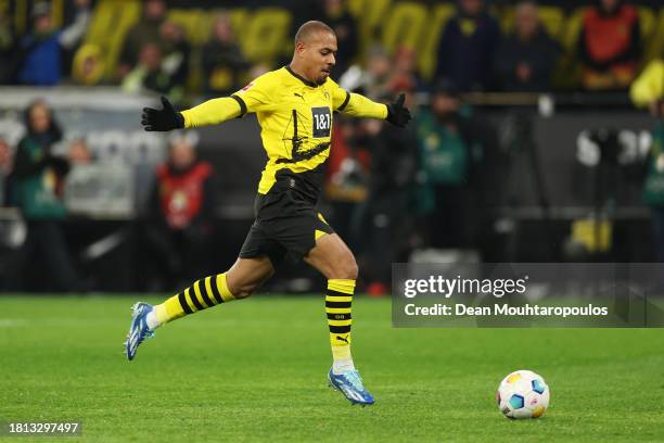 Donyell Malen of Borussia Dortmund scores the team's fourth goal during the Bundesliga match between Borussia Dortmund and Borussia Mönchengladbach...